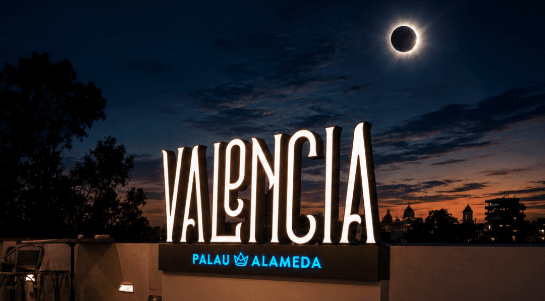 Eclipse solar sobre el rótulo VALENCIA de Palau Alameda