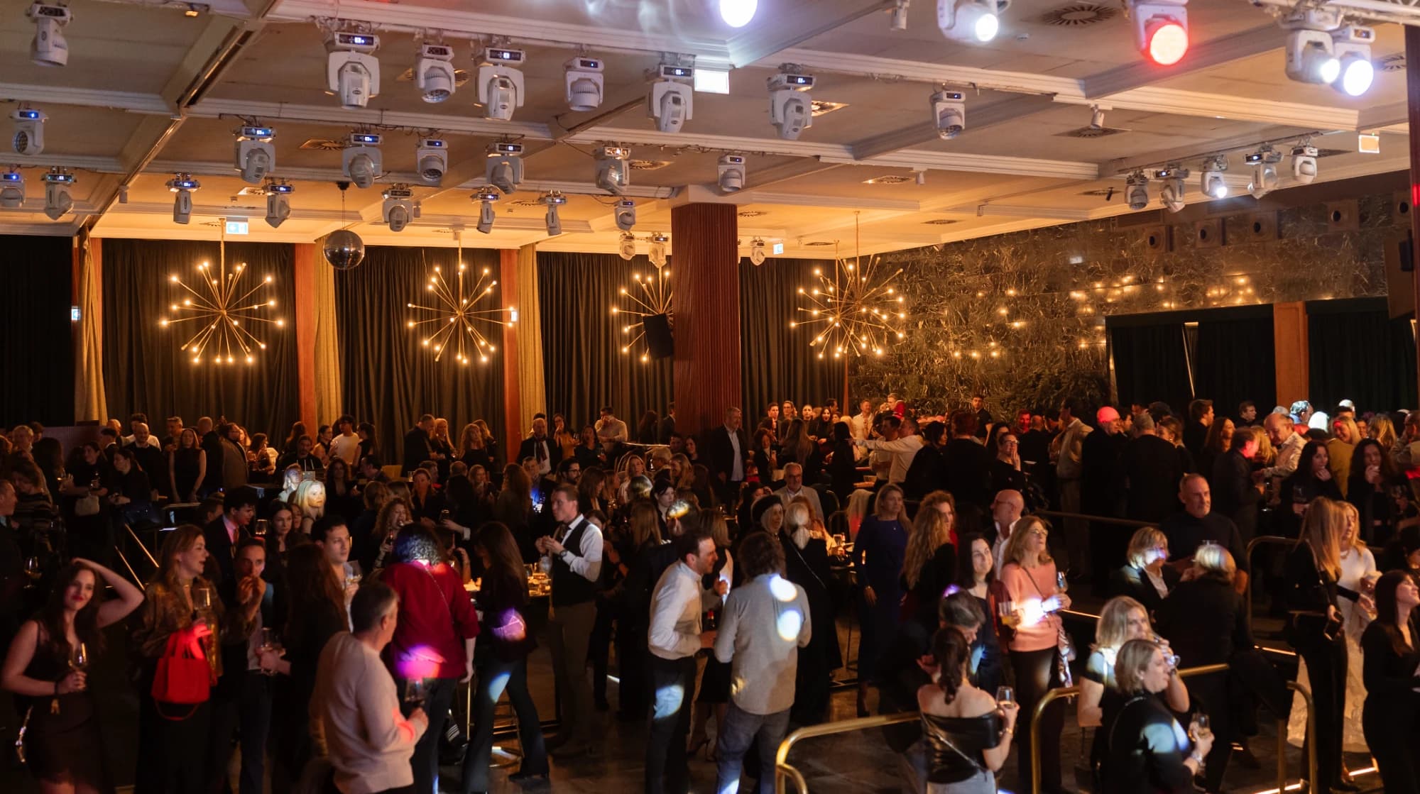 Evento corporativo con la sala llena en La Gran Sala de Palau Alameda
