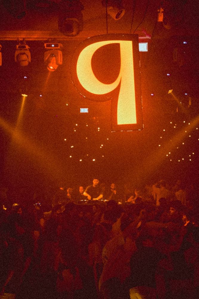 La Gran Sala iluminada en rojo