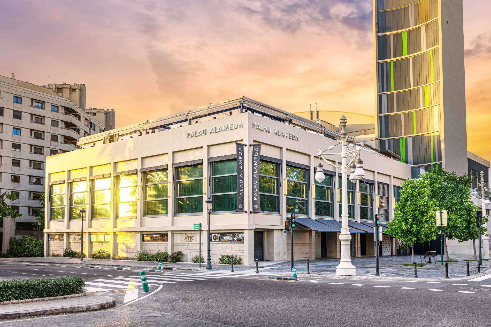 Edificio de Palau Alameda en el Paseo de la Alameda de Valencia al atardecer