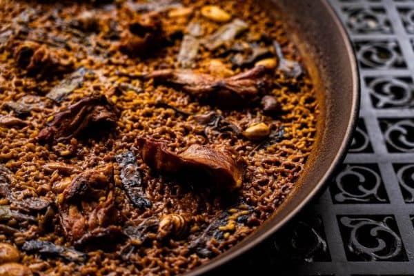 Mesa y cocina de Àtic en Palau Alameda
